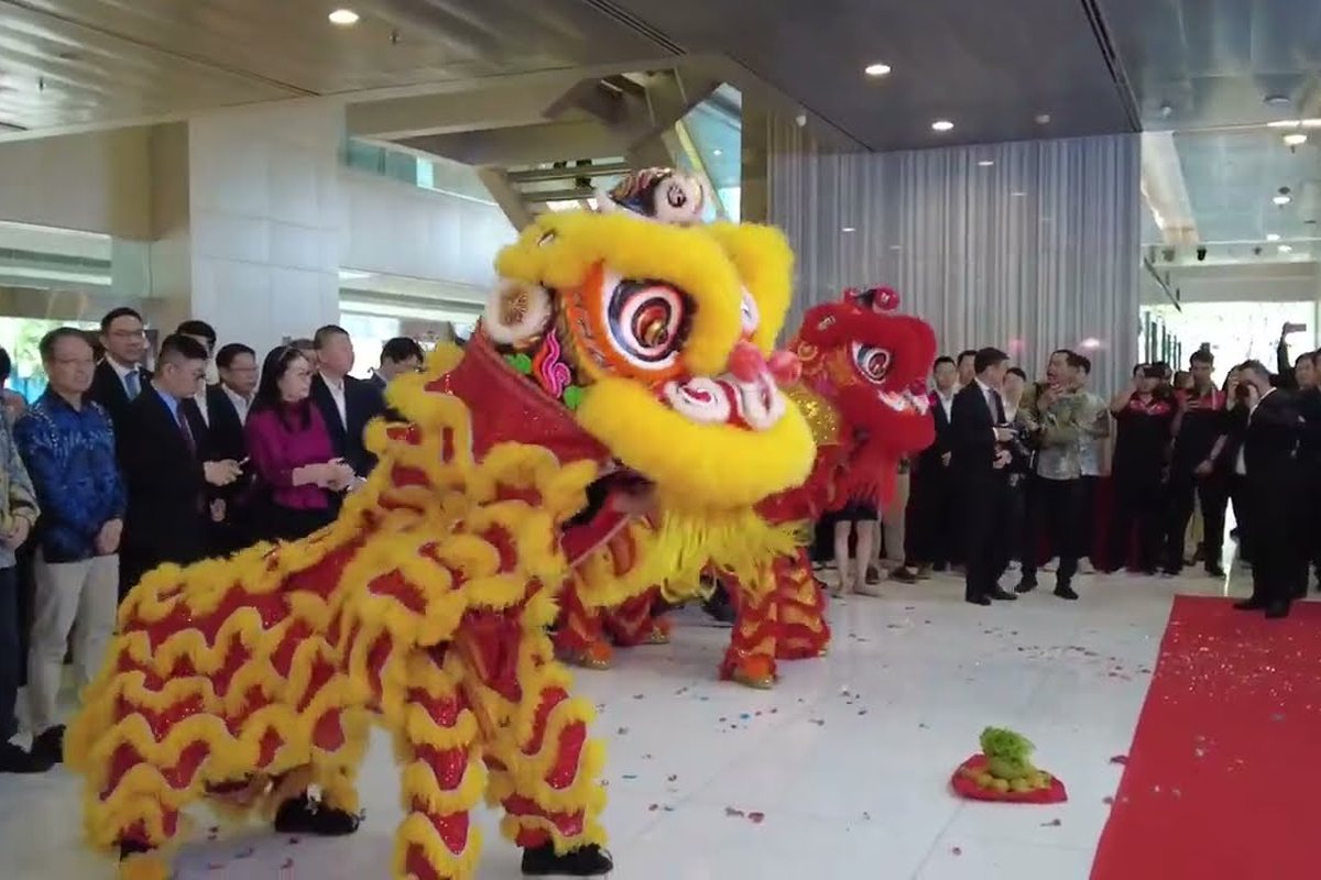Penyambutan tamu VIP dengan barongsai pada acara grand opening